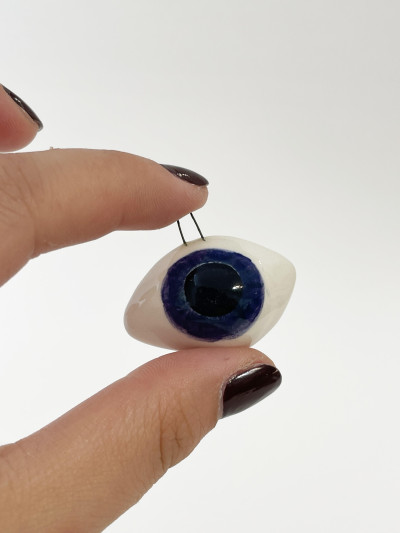 Oeil violet ovale