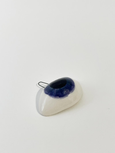 Oeil violet ovale