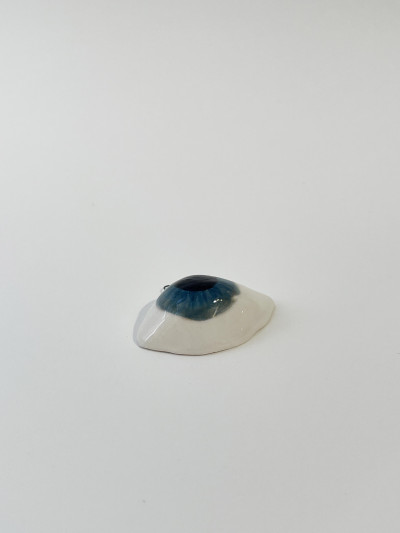 Oeil bleu clair ovale