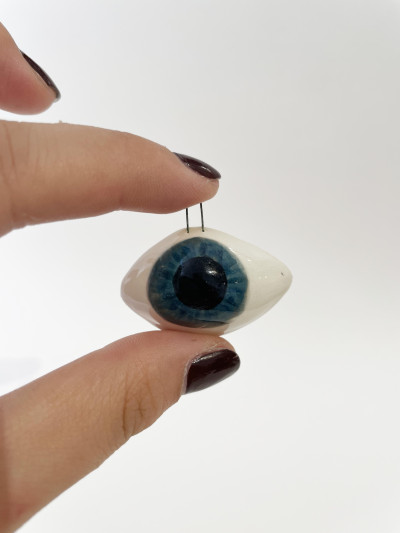 Oeil bleu clair ovale